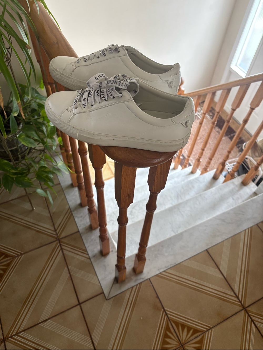 Authentic Givenchy White Leather Low-Top Sneaker - Picture 5 of 5